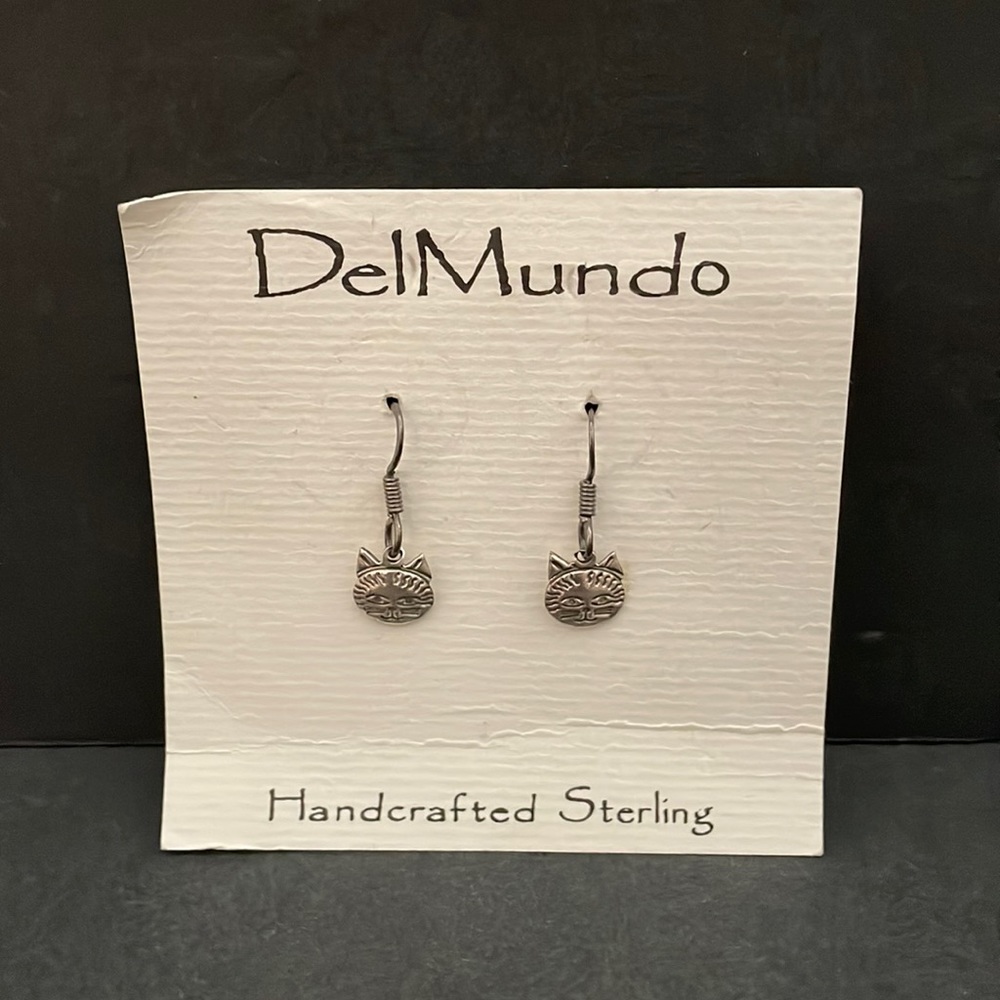 Del Mundo sterling silver cat face earrings